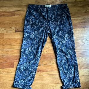 Democracy navy tropical print capris. Size 6 in EUC.